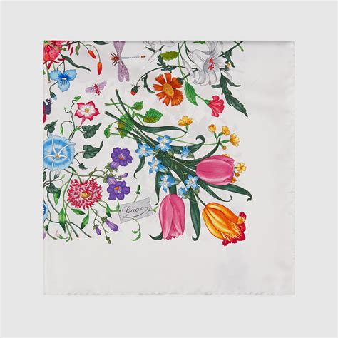 vecchio foulard di gucci con sfondo fenicotteri leoni e elefanti|Vintage da collezione: i Foulard Flora di Gucci: “giardini di seta”.